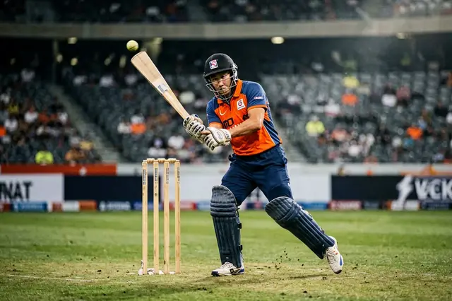 Roy, Clark star as Surrey demolish Kent